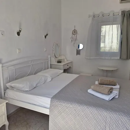 Katerina Yalos Chora d'Ios